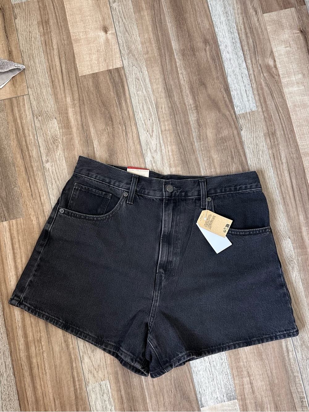 NWT Levi Women’s High-Waisted Mom Shorts SZ 31